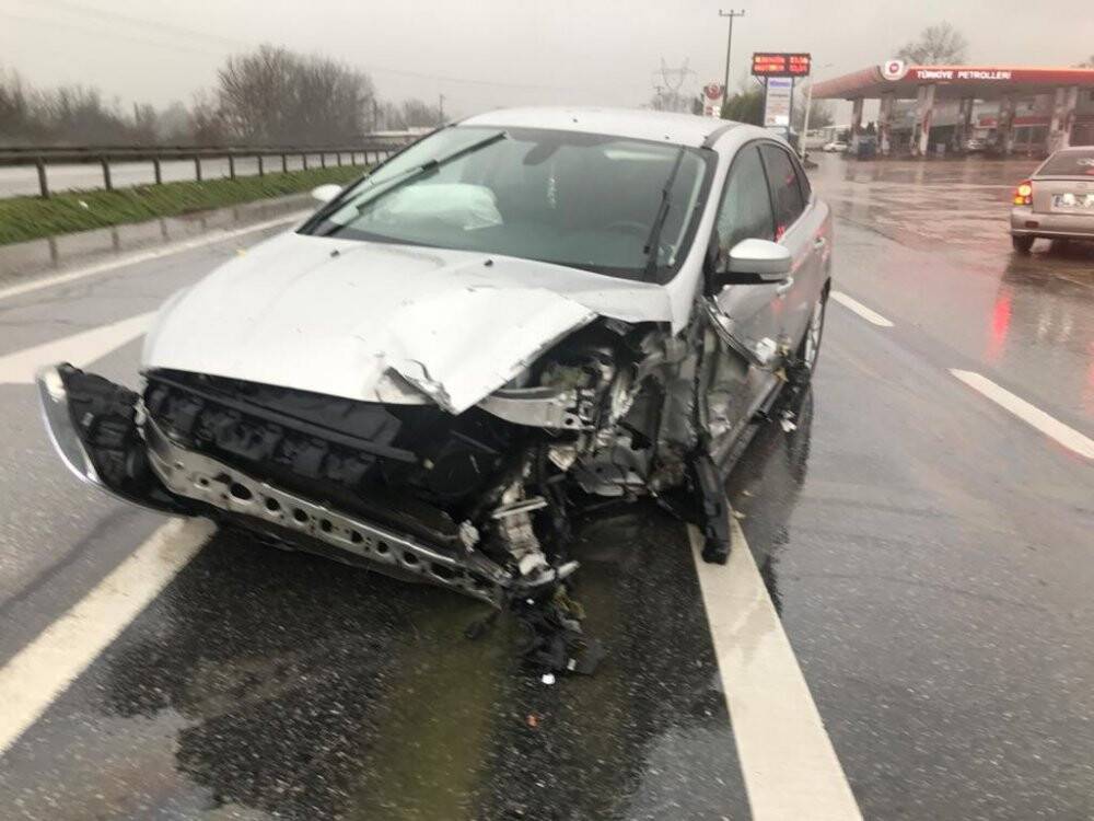 Kontrolden çıkan otomobil bariyerlere çarptı