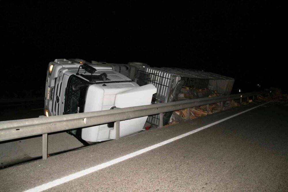 Konya’da kaza! Tır devrildi: 1 yaralı