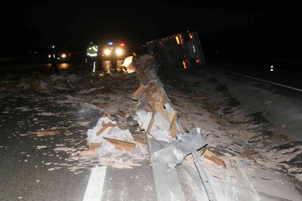 Konya’da kaza! Tır devrildi: 1 yaralı