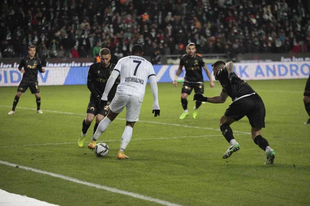 Konyaspor zirve mücadelesini sürdürdü