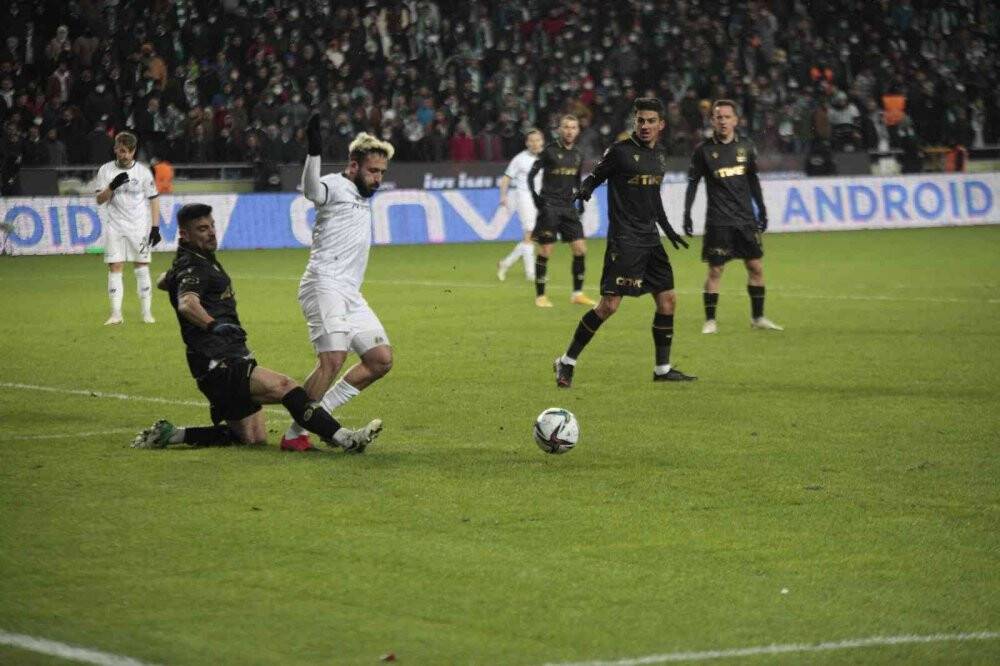 Konyaspor zirve mücadelesini sürdürdü