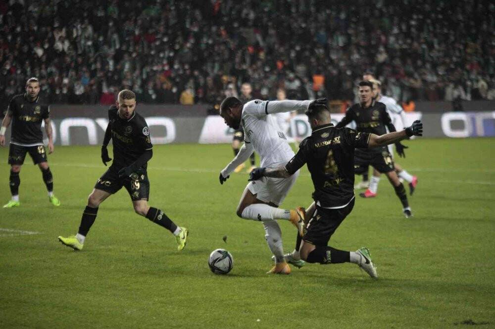 Konyaspor zirve mücadelesini sürdürdü
