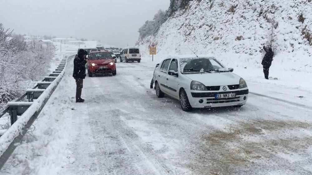 Mersin’de kar bastırdı, çok sayıda araç mahsur kaldı