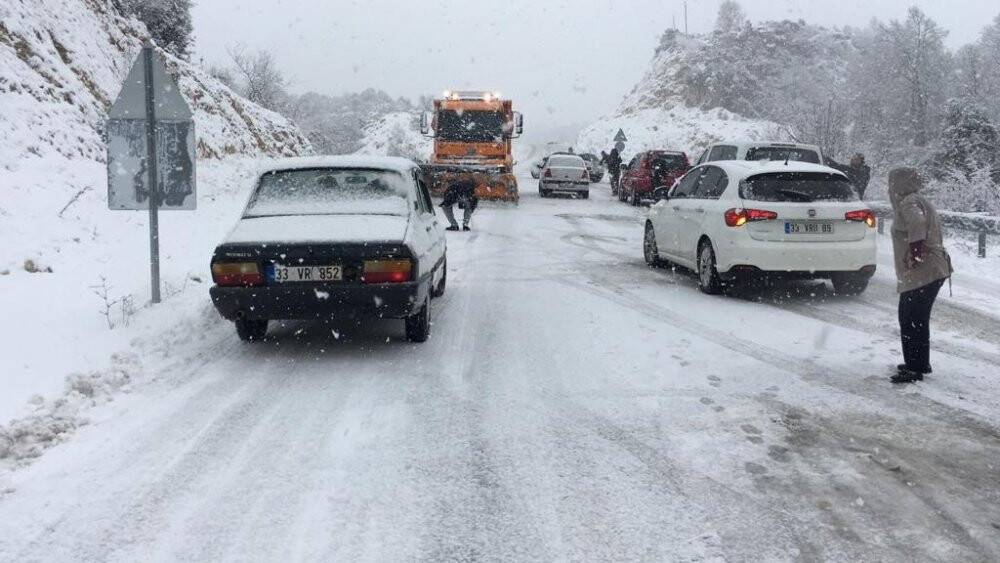 Mersin’de kar bastırdı, çok sayıda araç mahsur kaldı