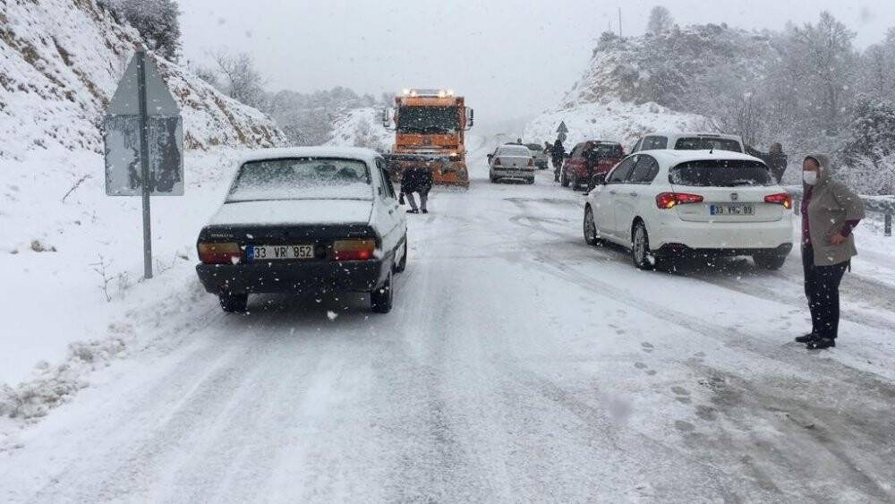 Mersin’de kar bastırdı, çok sayıda araç mahsur kaldı