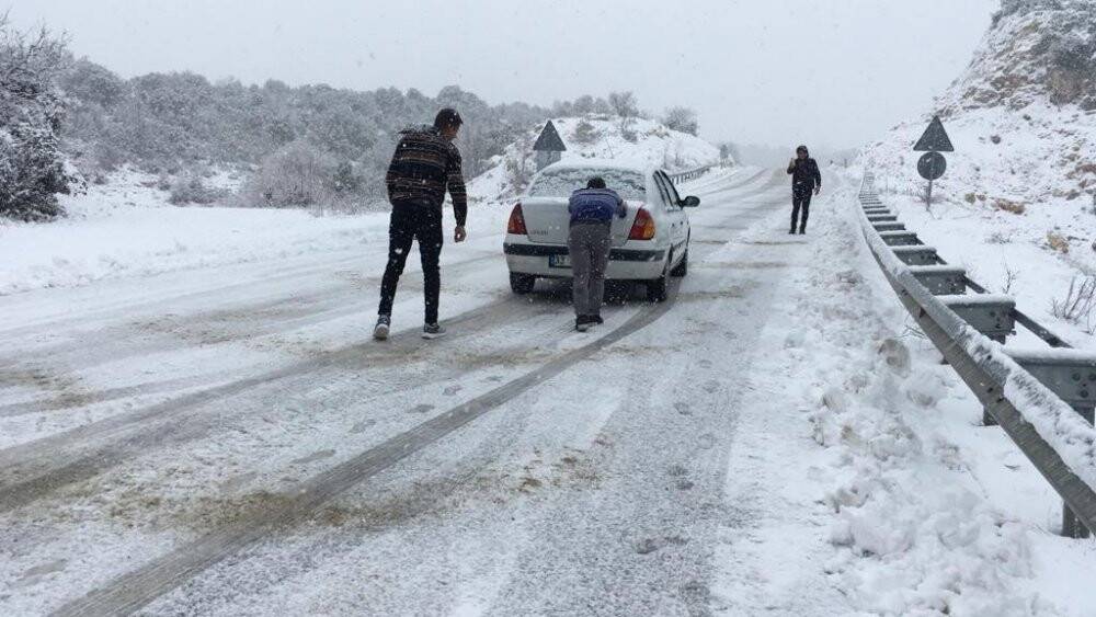 Mersin’de kar bastırdı, çok sayıda araç mahsur kaldı