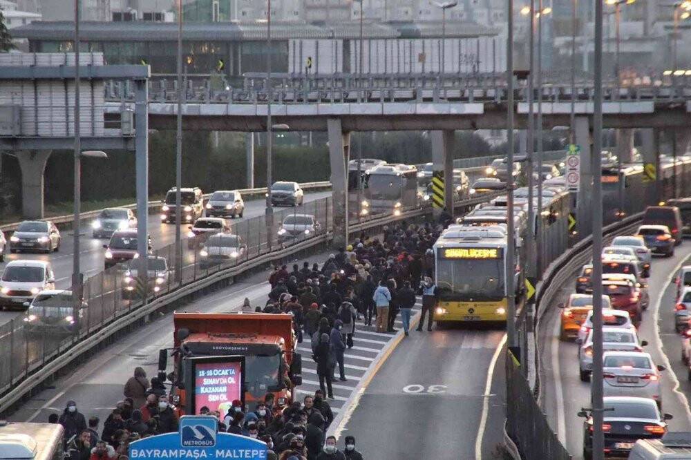 Metrobüs arıza yaptı, yolcular metrobüs güzergahında yürümek zorunda kaldı