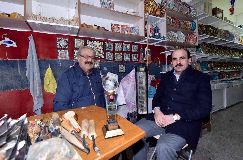 Başkan Altay Konya’nın yaşayan tek tahta kaşık ustasını ziyaret etti