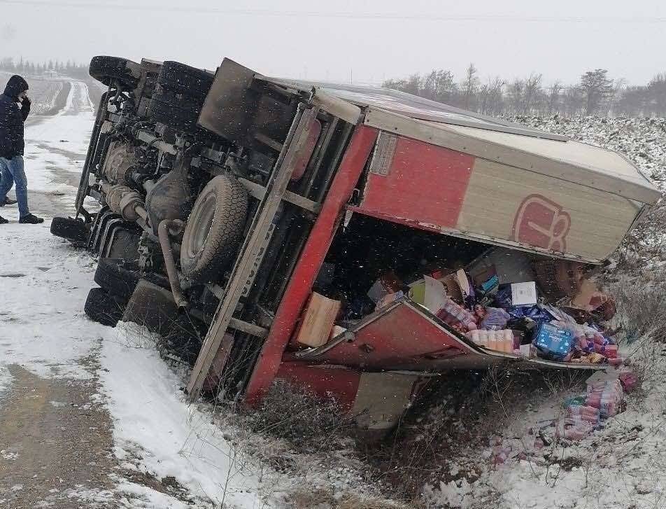 Buzlu yolda kontrolden çıkan kamyonet devrildi, 2 kişi yaralandı