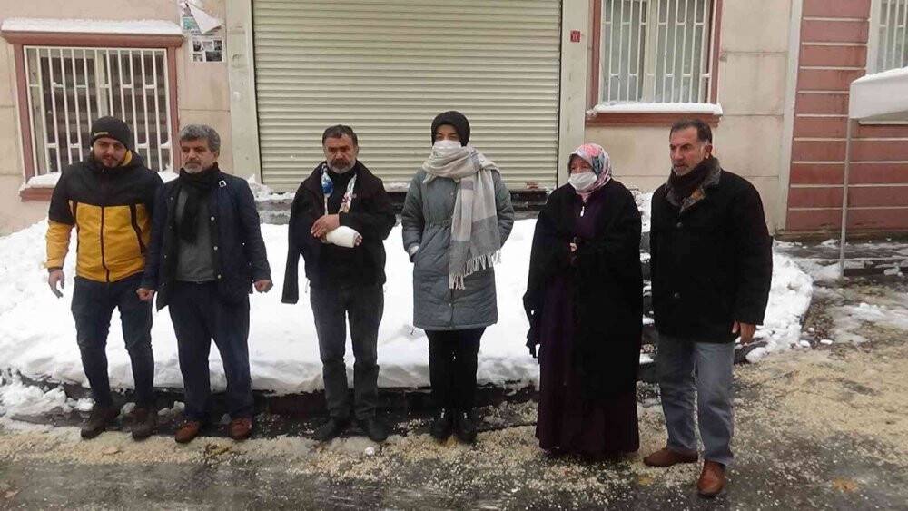 Evlat hasreti çeken aileler kar altında nöbette