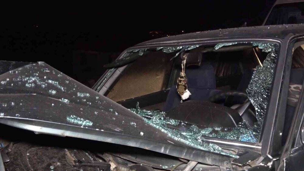Hafif ticari araç ile otomobil çarpıştı: 2 yaralı