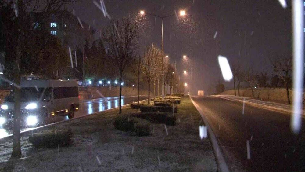 İstanbul’da beklenen kar yağışı etkisini göstermeye başladı
