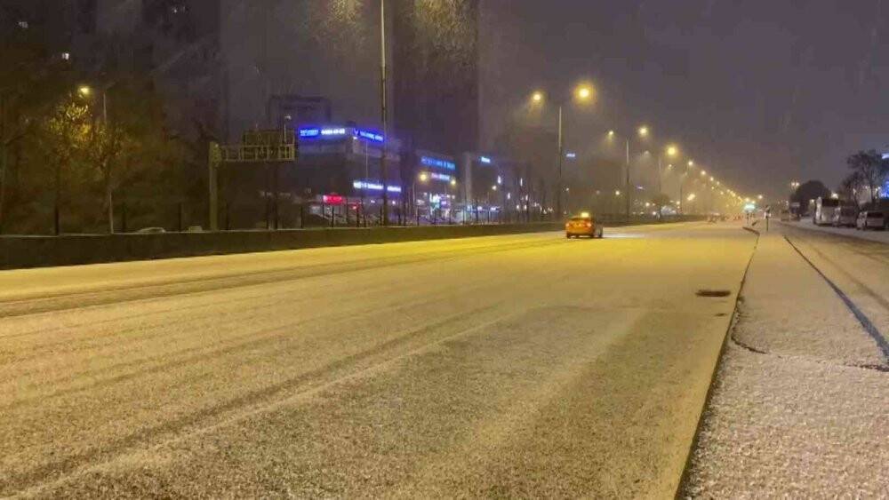Kadıköy’de E-5 Karayolu beyaza büründü