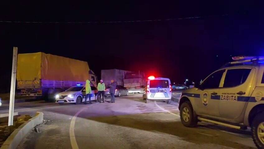 Kar ve tipi nedeniyle kapanan yolda kalan vatandaşlara Akseki belediyesi ikramda bulundu