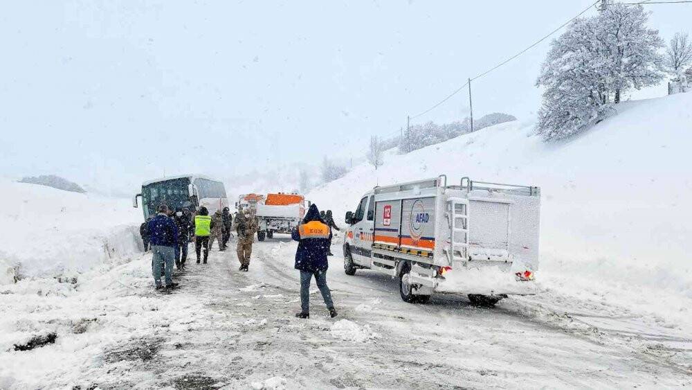 Kara saplanan otobüs kurtarıldı