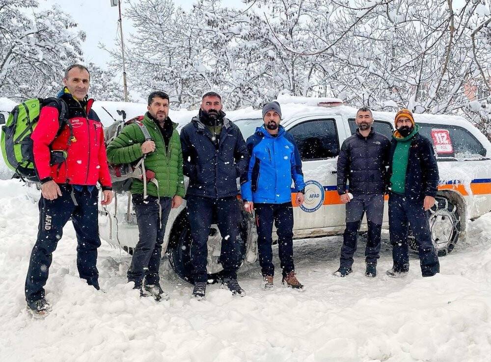 Kara saplanan otobüs kurtarıldı
