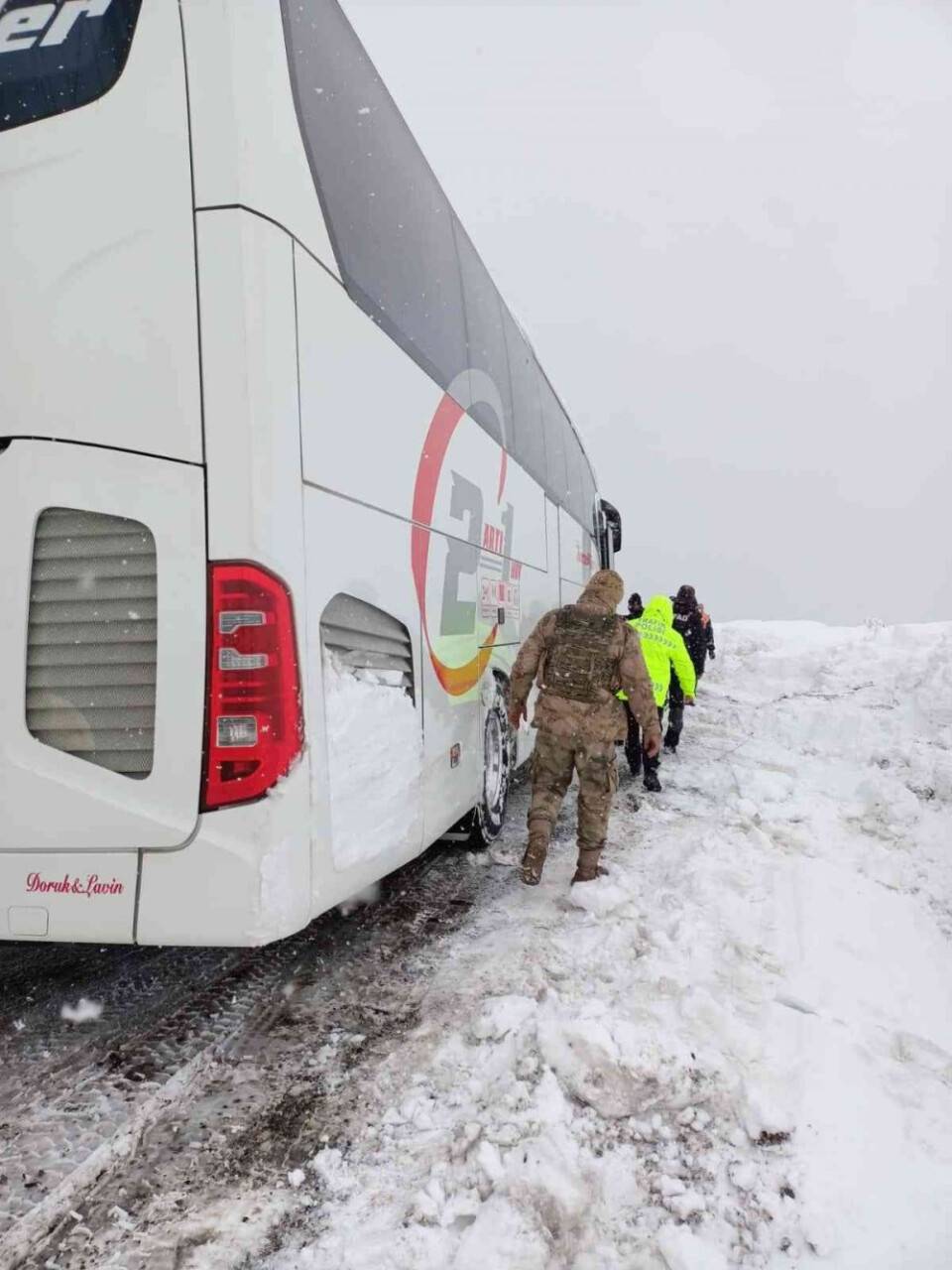 Kara saplanan otobüs kurtarıldı
