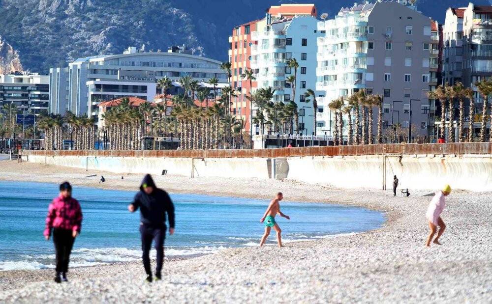 Karla kaplı Türkiye’ye inat Antalya’da deniz keyfi