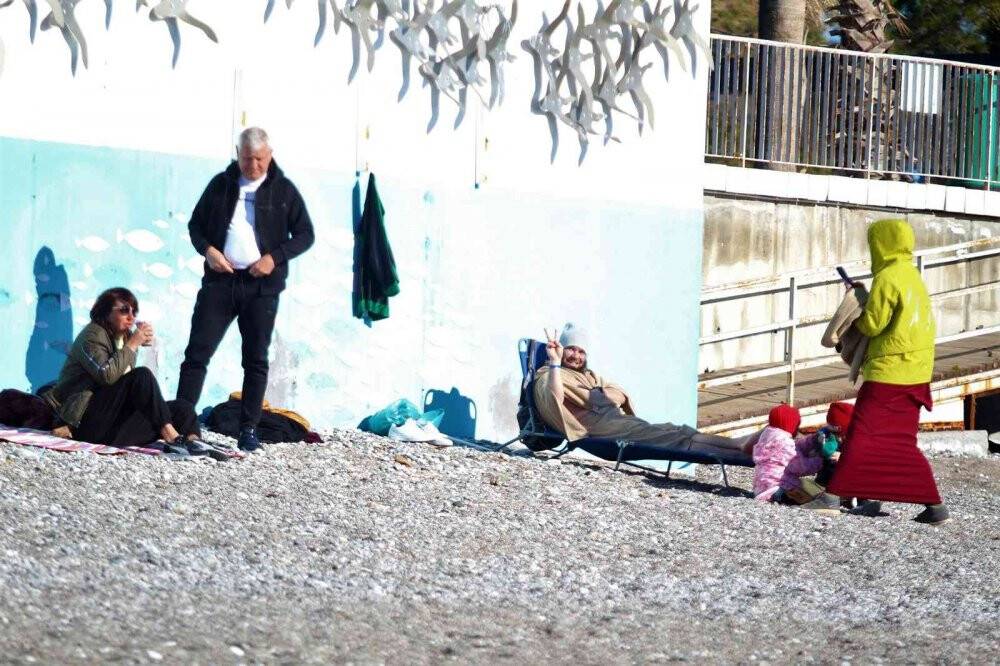 Karla kaplı Türkiye’ye inat Antalya’da deniz keyfi