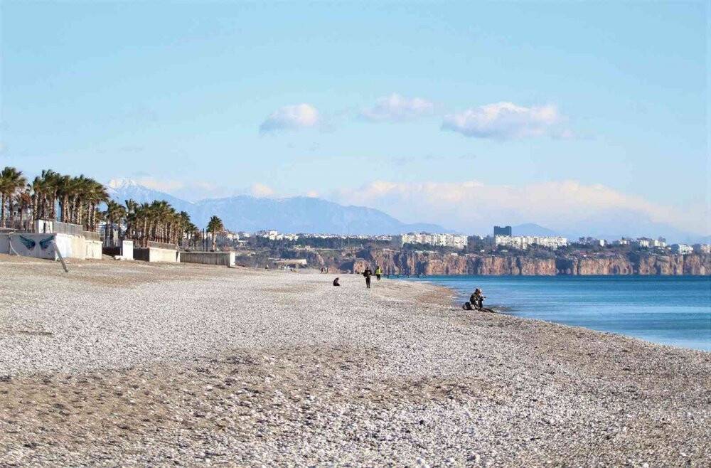 Karla kaplı Türkiye’ye inat Antalya’da deniz keyfi