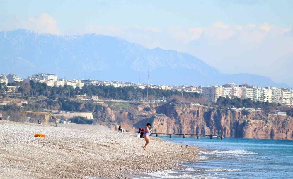 Karla kaplı Türkiye’ye inat Antalya’da deniz keyfi