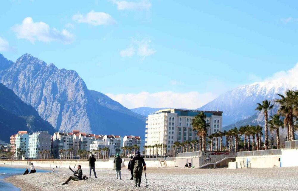 Karla kaplı Türkiye’ye inat Antalya’da deniz keyfi