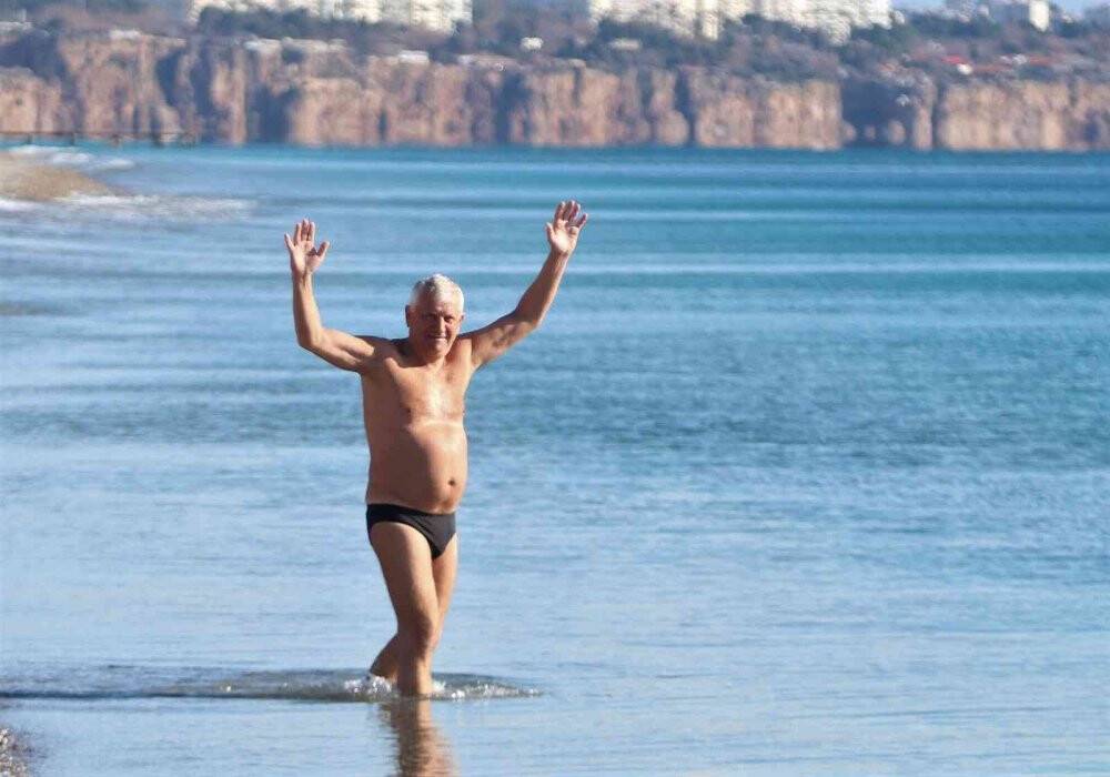 Karla kaplı Türkiye’ye inat Antalya’da deniz keyfi