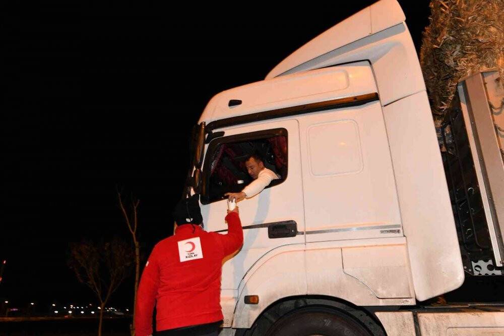 Konya Büyükşehir soğuk havada bekleyen yolcuların içini ısıttı