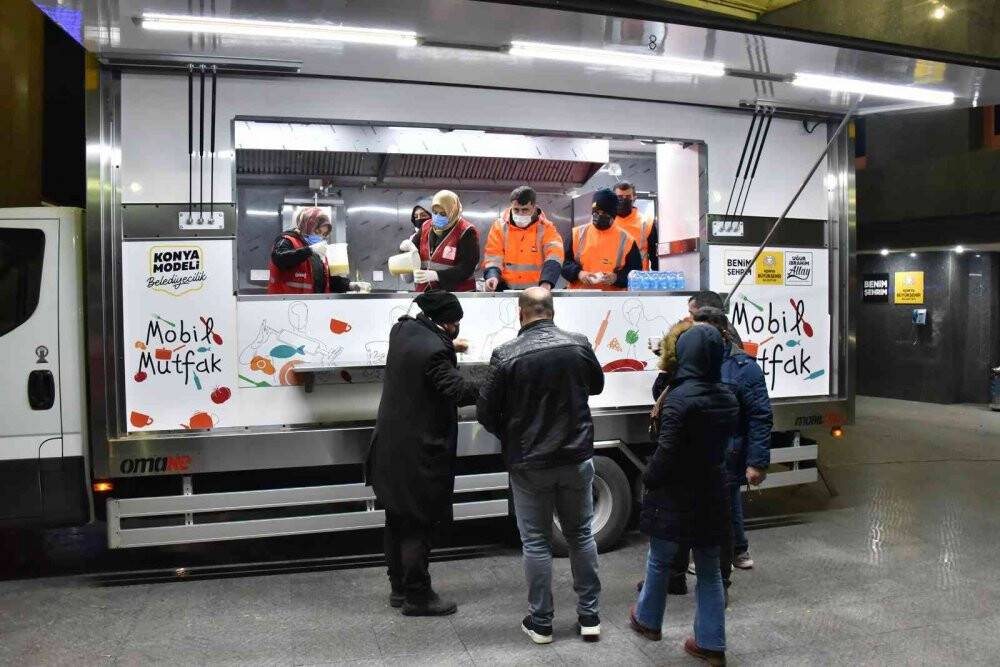 Konya Büyükşehir soğuk havada bekleyen yolcuların içini ısıttı