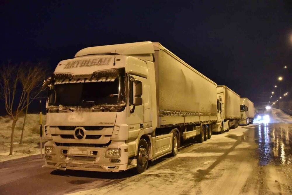 Konya Büyükşehir soğuk havada bekleyen yolcuların içini ısıttı