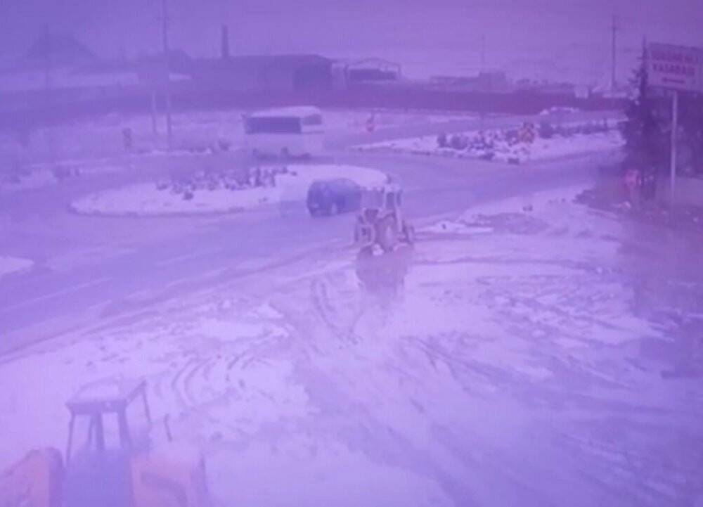 Konya yolunda kaza! Tırın çarptığı traktör paramparça oldu