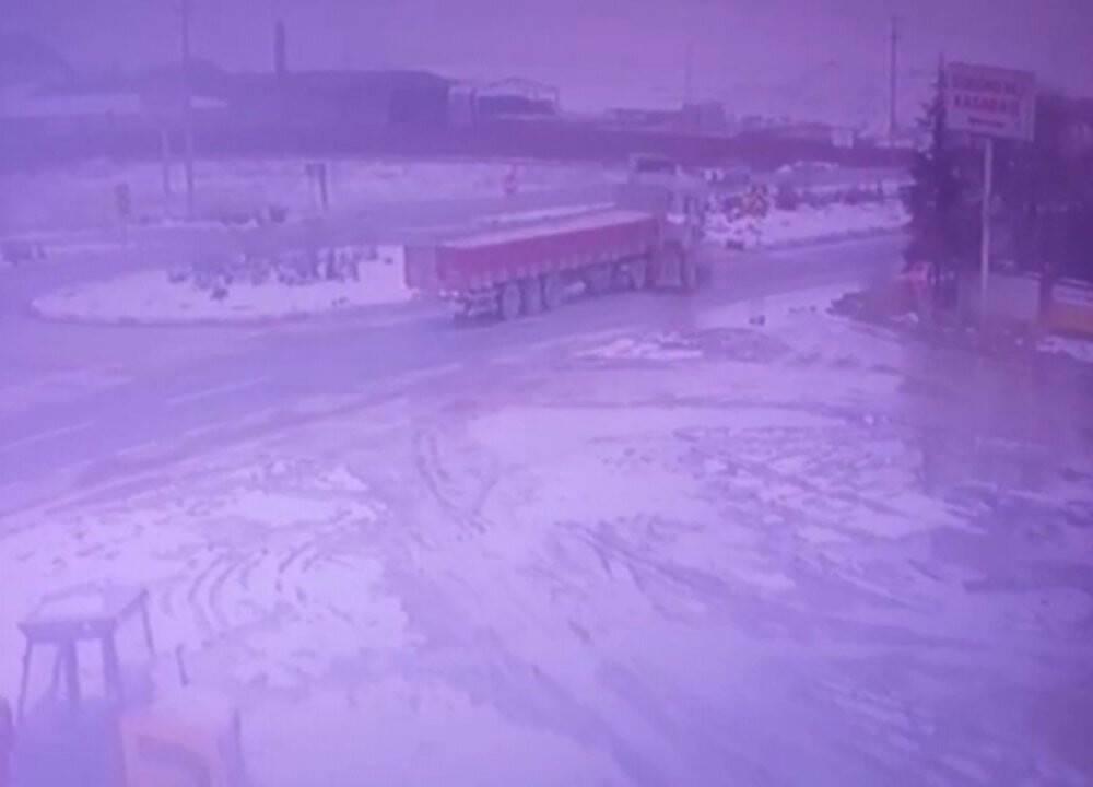 Konya yolunda kaza! Tırın çarptığı traktör paramparça oldu