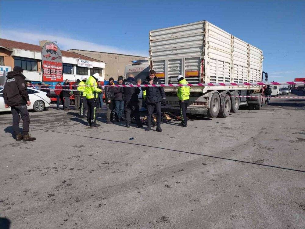 Konya’da feci kaza! Tırın altında kalan yaya hayatını kaybetti