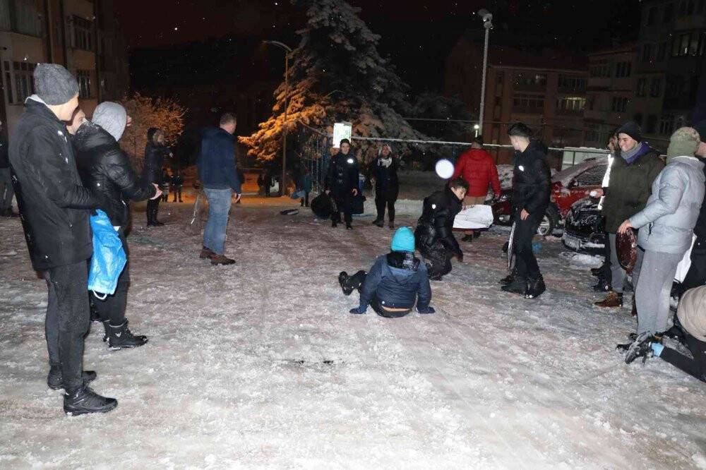 Mahalle aralarını kayak pistine çeviren vatandaşlar doyasıya eğlendiler