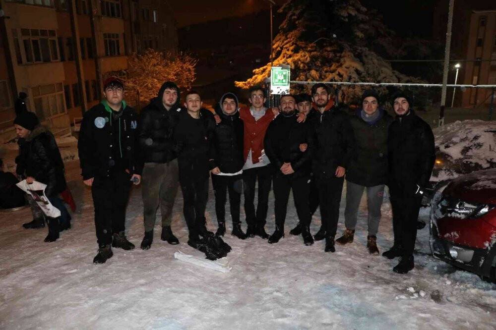 Mahalle aralarını kayak pistine çeviren vatandaşlar doyasıya eğlendiler