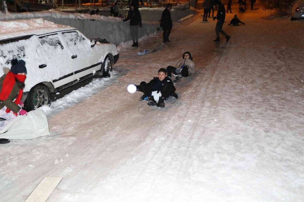 Mahalle aralarını kayak pistine çeviren vatandaşlar doyasıya eğlendiler