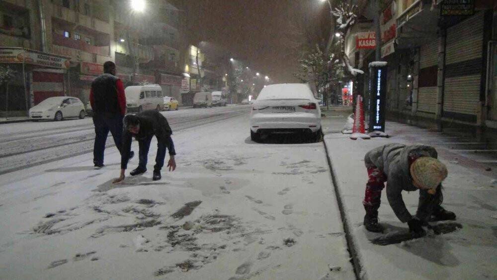 Şanlıurfa’da kar kimine eğlence kimine çile oldu