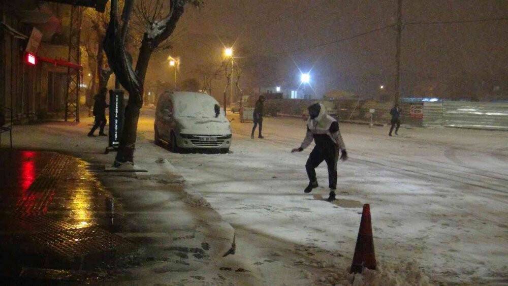 Şanlıurfa’da kar kimine eğlence kimine çile oldu