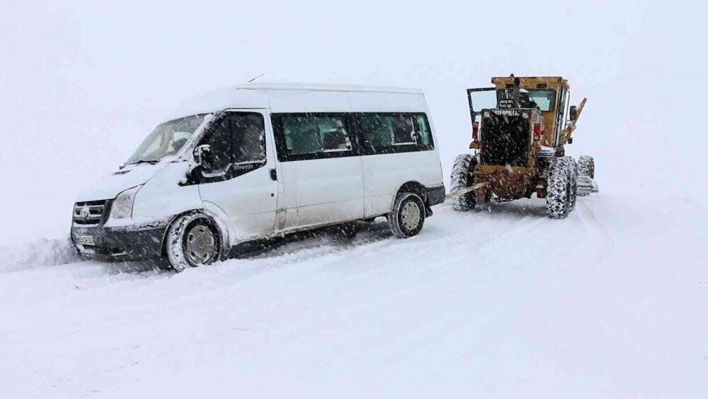 Yolda kalan öğrencilerin imdadına Erciş Belediyesi ekipleri yetişti