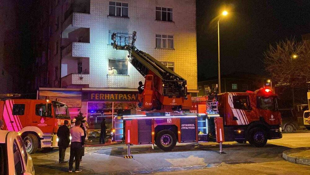 Ataşehir’de yanan daireyi arkalarına alıp selfie çekildiler