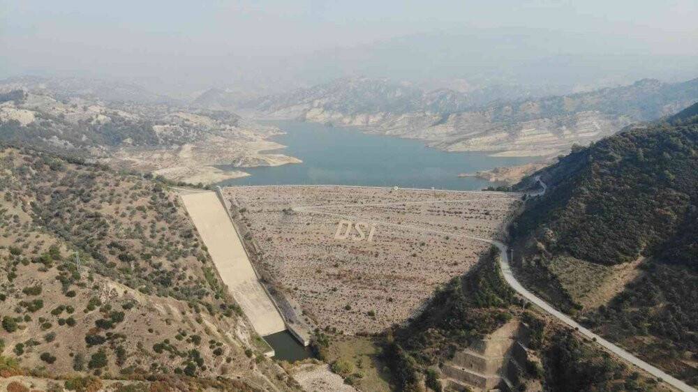 Baraj yüzeyindeki ceset ihbarı ekipleri harekete geçirdi