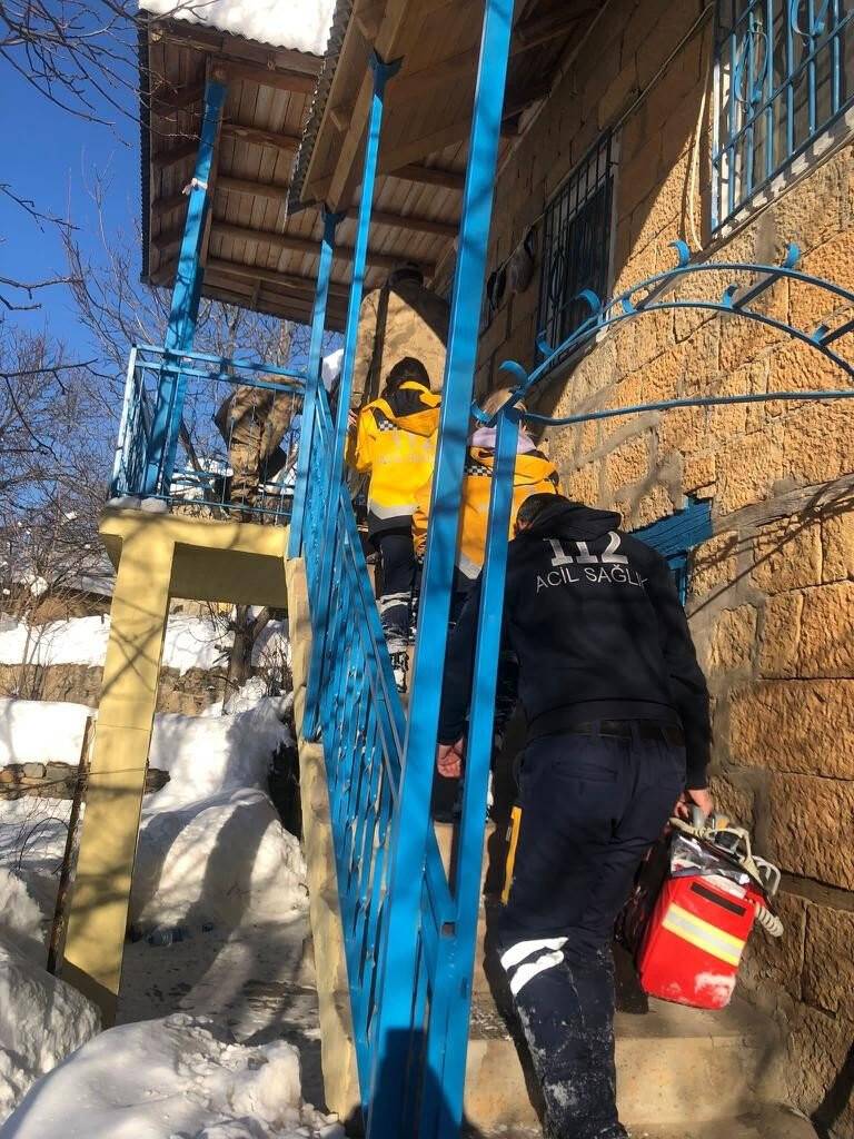 Hasta vatandaş için yol açıldı, sağlık birimine nakli sağlandı