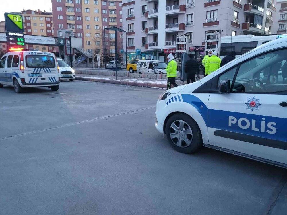 Hırsızlık şüphelileri kovalamacada polis aracına çarpıp yakalandı