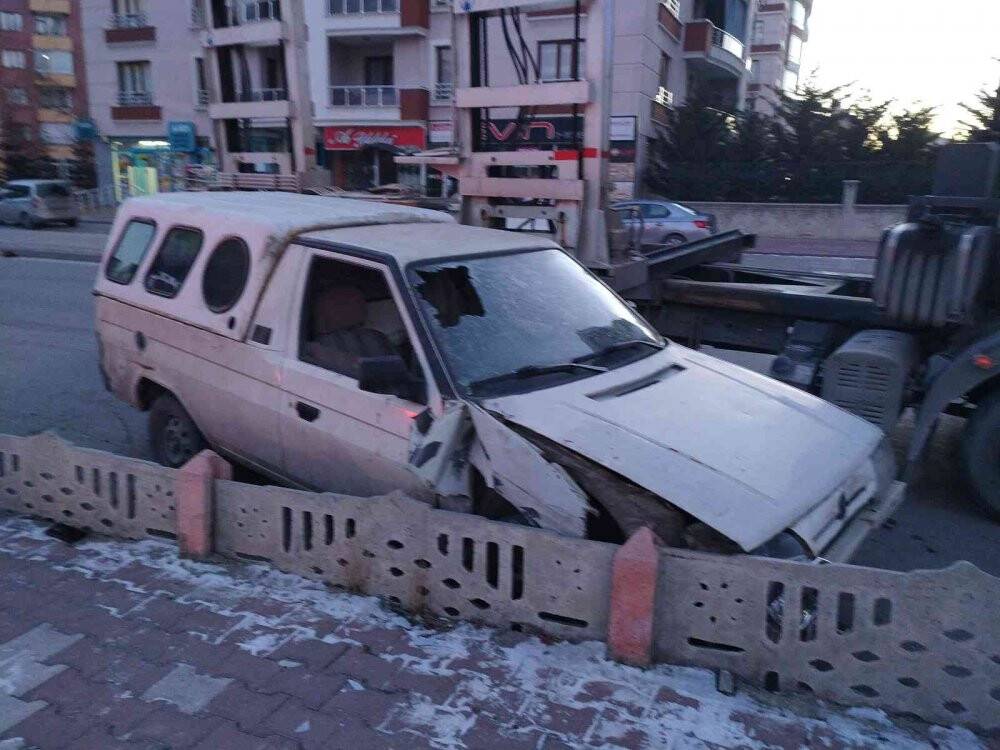 Hırsızlık şüphelileri kovalamacada polis aracına çarpıp yakalandı