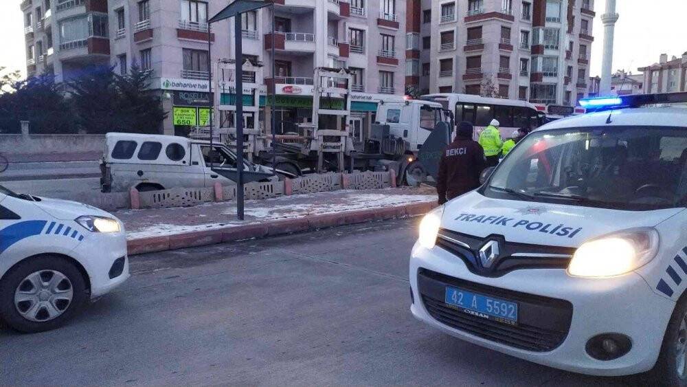 Hırsızlık şüphelileri kovalamacada polis aracına çarpıp yakalandı
