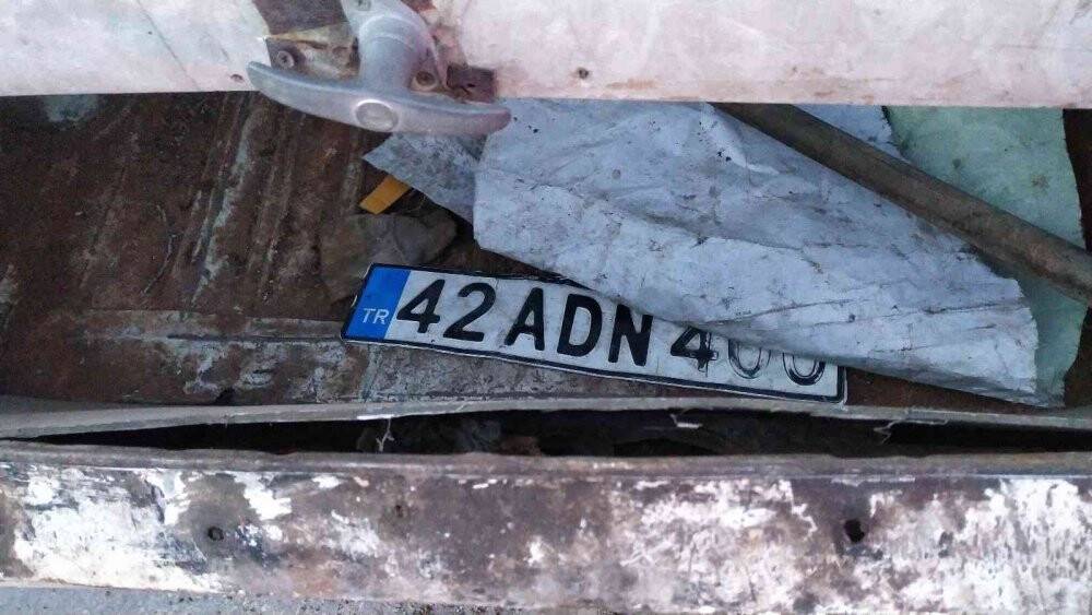 Hırsızlık şüphelileri kovalamacada polis aracına çarpıp yakalandı