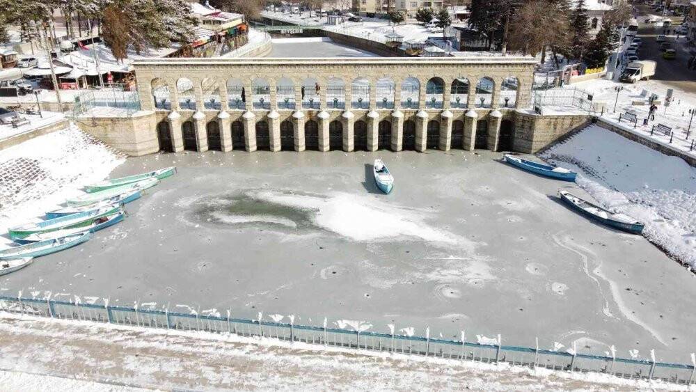 Kıyıları donan Beyşehir Gölü’nde balıkçıların zorlu ekmek mücadelesi sürüyor