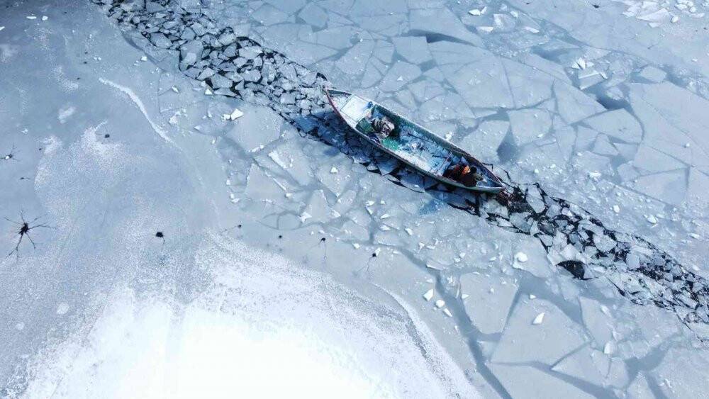 Kıyıları donan Beyşehir Gölü’nde balıkçıların zorlu ekmek mücadelesi sürüyor