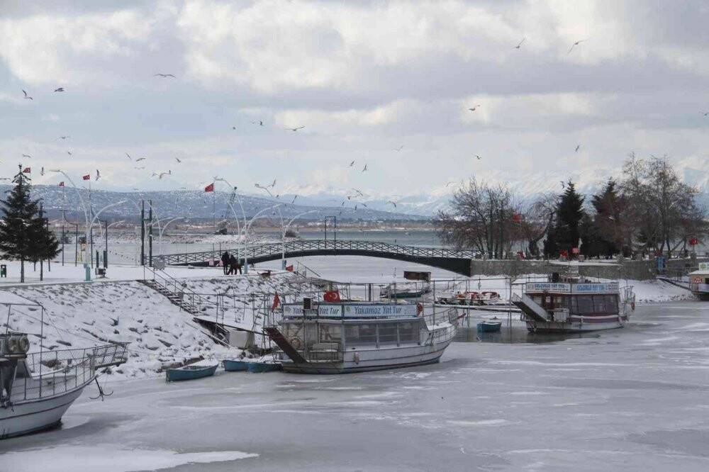 Kıyıları donan Beyşehir Gölü’nde balıkçıların zorlu ekmek mücadelesi sürüyor
