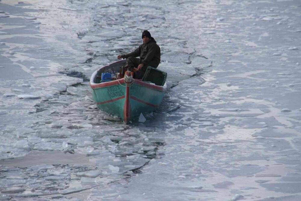 Kıyıları donan Beyşehir Gölü’nde balıkçıların zorlu ekmek mücadelesi sürüyor